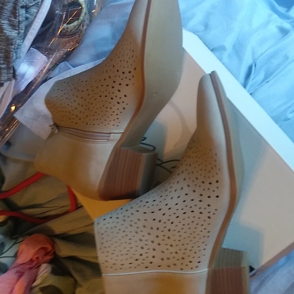 New with Box Cato Ankle Boots.  Size 11. - Picture 2 of 3